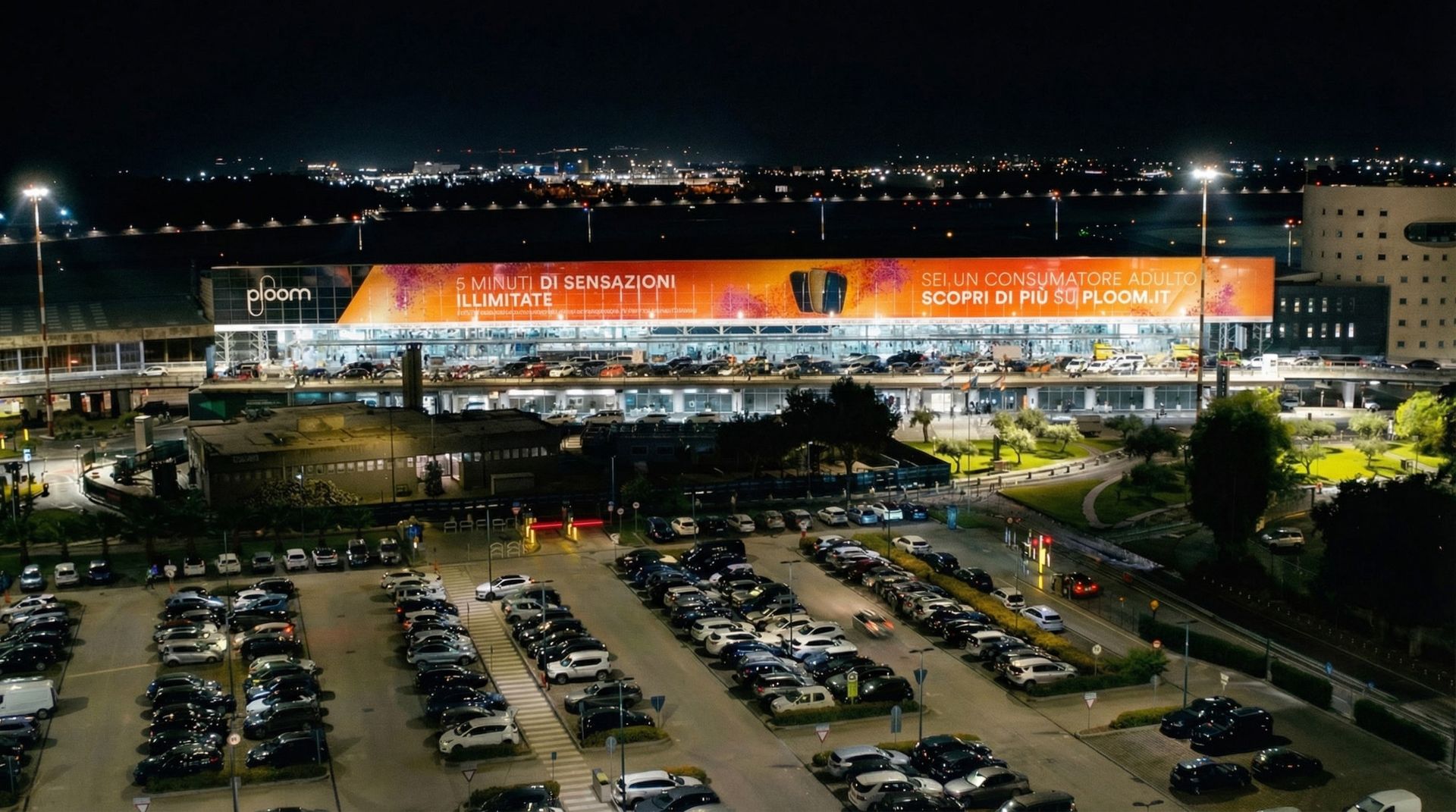 Superwall sulla facciata del terminal di Catania