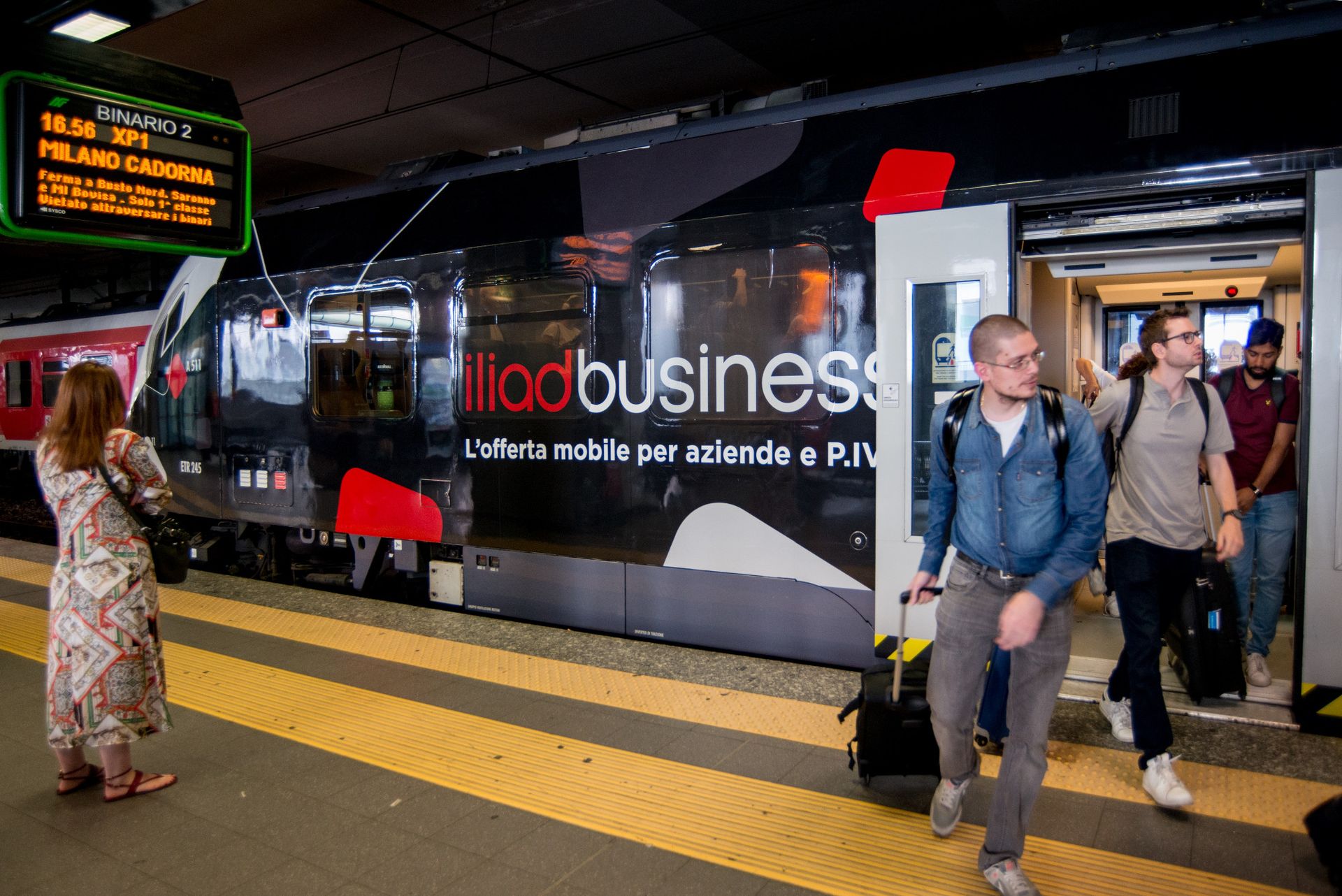 Treno Trenord con wrapping pubblicitario
